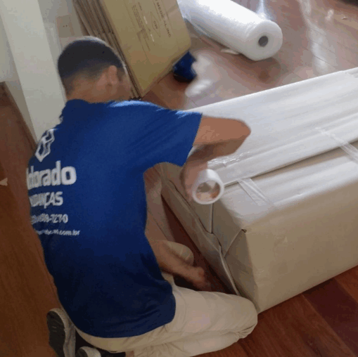 Itens sendo embalados para transporte interestadual com proteção reforçada